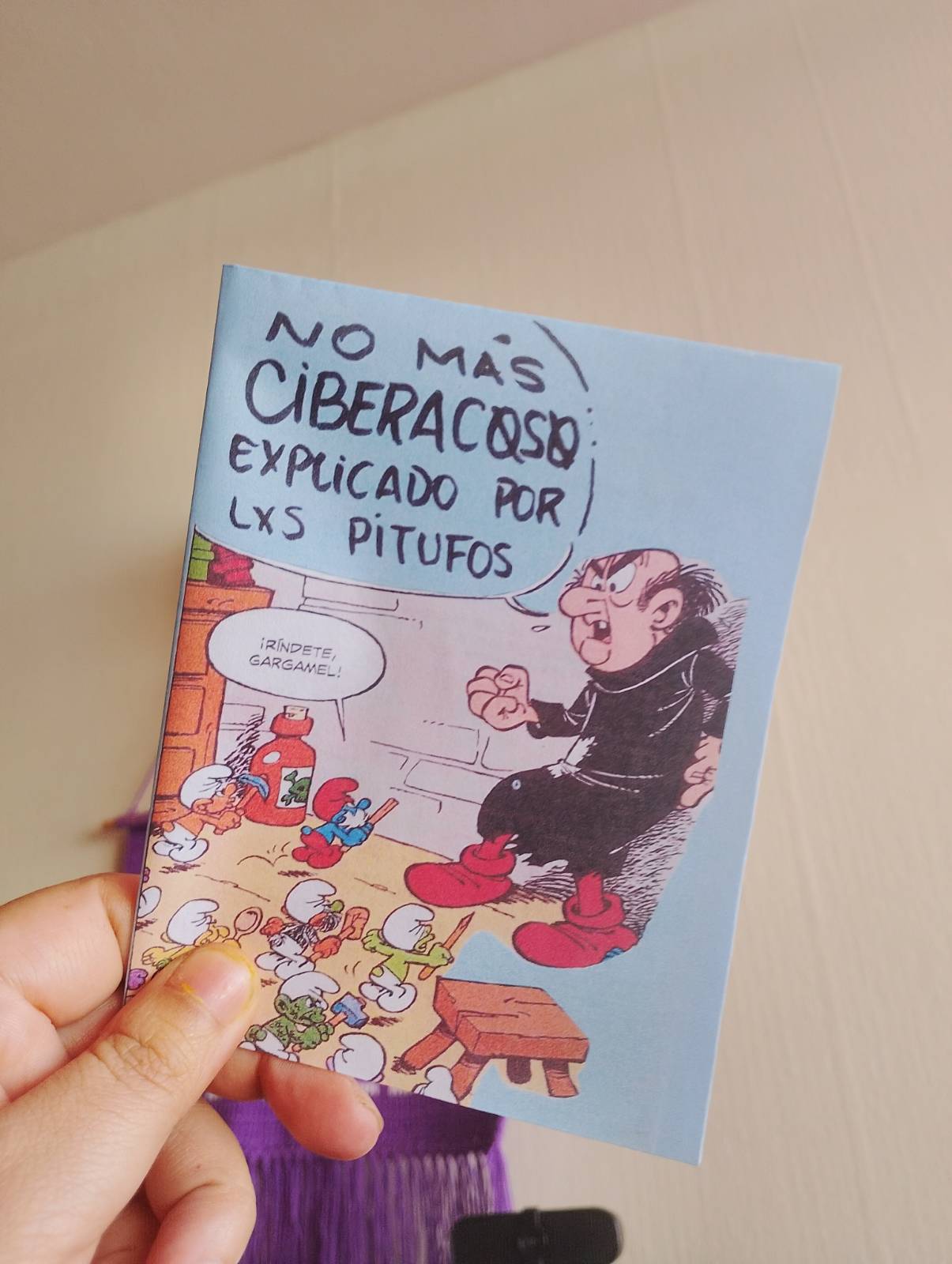 Fotografía de fanzine No más ciberacoso explicado por los pitufos