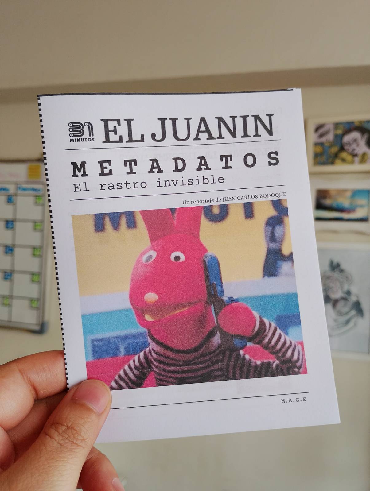 Fotografía de fanzine No más ciberacoso explicado por los pitufos